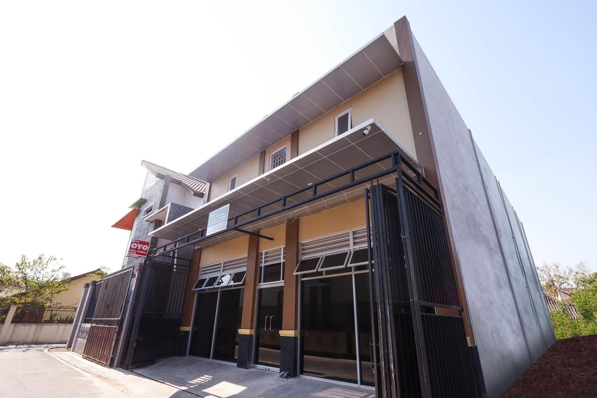 Hotel Super Oyo 1506 Shabrina 2 Syariah Solo Exterior foto
