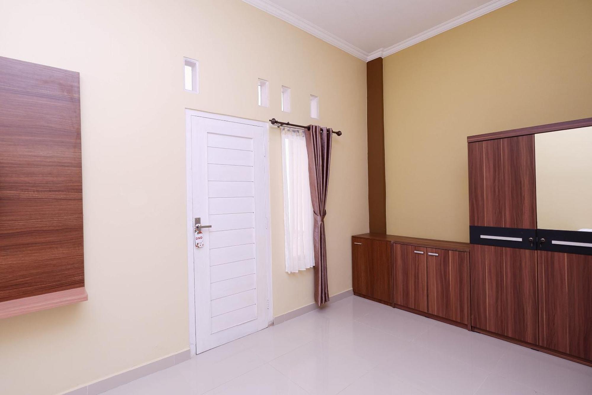 Hotel Super Oyo 1506 Shabrina 2 Syariah Solo Exterior foto
